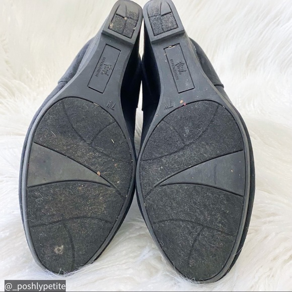 Black suede wedge bootie size 7W - Picture 6 of 10